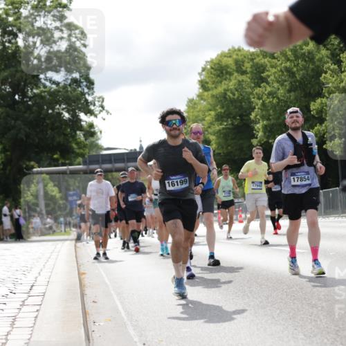 29.06.2025 - hella hamburg halbmarathon Jannik Wohlers http://msf.ph/oto/8153879 29.06.2025 10:15:59 Lombardsbrücke 1212, 1244, 1599, 2835, 3030, 3134, 3156, 3484, 3648, 4583, 4637, 5294, 6024, 7158, 7753, 8295, 8597, 8645, 8707, 8847, 9628, 9810, 9881, 10139, 10141, 10183, 10990, 11344, 11345, 11752, 12572, 13215, 13220, 13610, 13727, 13835, 14857, 15332, 15388, 15487, 16186, 16199, 16456, 16607, 16921, 17422, 17592, 17694, 17806, 17838, 17854, 17942, 18735 meine-sportfotos.de