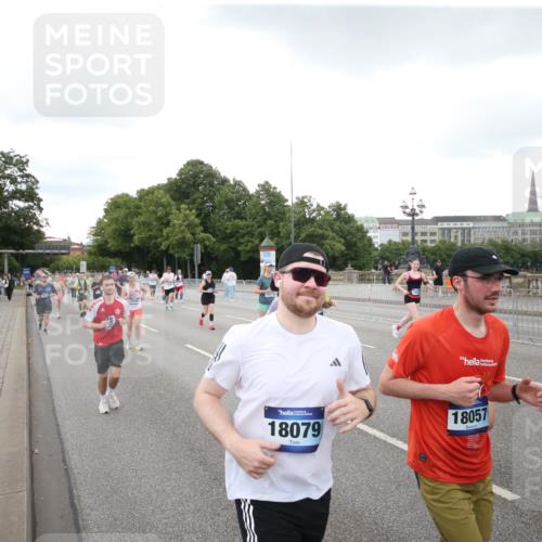 29.06.2025 - hella hamburg halbmarathon Jannik Wohlers http://msf.ph/oto/8153895 29.06.2025 10:53:13 Lombardsbrücke 1340, 1709, 1984, 2429, 3226, 4595, 4801, 5562, 5815, 5856, 5857, 6041, 6044, 6273, 6306, 6913, 6996, 7039, 7068, 7537, 7611, 7876, 7890, 8189, 9077, 9456, 9531, 9685, 9771, 9785, 11489, 11493, 11914, 12068, 12082, 12259, 12280, 12459, 13072, 13316, 13351, 14065, 14927, 15118, 15290, 15292, 15498, 15804, 15821, 15822, 16979, 17236, 17709, 18057, 18059, 18079, 18083, 18144, 18523, 18532, 18593, 18609, 18902 meine-sportfotos.de