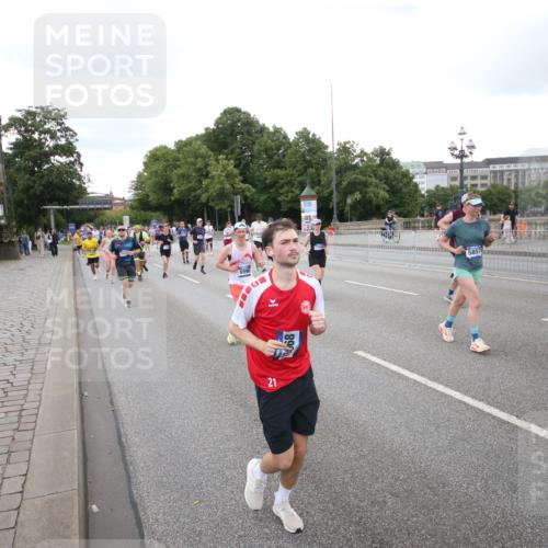29.06.2025 - hella hamburg halbmarathon Jannik Wohlers http://msf.ph/oto/8153927 29.06.2025 10:53:15 Lombardsbrücke 1709, 1984, 2429, 3055, 3226, 4595, 4801, 5562, 5856, 5857, 6039, 6041, 6044, 6273, 6306, 6913, 6996, 7039, 7537, 7611, 7876, 7890, 9077, 9456, 9531, 9771, 9785, 11489, 11493, 11914, 12068, 12082, 12259, 12280, 12459, 13072, 13316, 13351, 14799, 14927, 15118, 15290, 15292, 15498, 15804, 15821, 15822, 16313, 16748, 16979, 17236, 17709, 18057, 18059, 18079, 18083, 18523, 18532, 18593, 18609, 18902 meine-sportfotos.de