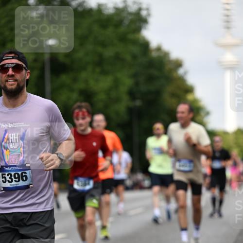 29.06.2025 - hella hamburg halbmarathon Dr. Thomas Lammeyer http://msf.ph/oto/8153942 29.06.2025 10:07:52 Kennedybrücke 1450, 1885, 2594, 2683, 2759, 4095, 4307, 4511, 4587, 5058, 5384, 5396, 5464, 5613, 6142, 6391, 6453, 7006, 7277, 7278, 7279, 7306, 7935, 8421, 8422, 8423, 8469, 8484, 9453, 9899, 10389, 11402 meine-sportfotos.de