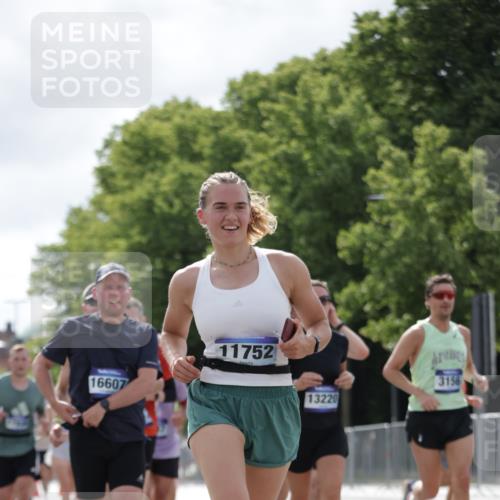 29.06.2025 - hella hamburg halbmarathon Jannik Wohlers http://msf.ph/oto/8153950 29.06.2025 10:16:03 Lombardsbrücke 1212, 1244, 1599, 2347, 3030, 3134, 3156, 3484, 3648, 3687, 4478, 4583, 5294, 6024, 6488, 7158, 7358, 7753, 8295, 8597, 8645, 8707, 8847, 9628, 9664, 9810, 10076, 10139, 10141, 10183, 10575, 11344, 11345, 11752, 12572, 12911, 13215, 13220, 13610, 13712, 13727, 13835, 14857, 15332, 15388, 15487, 16098, 16100, 16186, 16199, 16456, 16607, 16740, 17422, 17592, 17694, 17806, 17838, 17854, 17942 meine-sportfotos.de