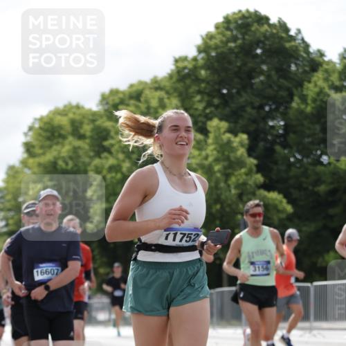 29.06.2025 - hella hamburg halbmarathon Jannik Wohlers http://msf.ph/oto/8153991 29.06.2025 10:16:03 Lombardsbrücke 1212, 1244, 1599, 2347, 3030, 3134, 3156, 3484, 3648, 3687, 4478, 4583, 5294, 6024, 6488, 7158, 7358, 7753, 8295, 8597, 8645, 8707, 8847, 9628, 9664, 9810, 10076, 10139, 10141, 10183, 10575, 11344, 11345, 11752, 12572, 12911, 13215, 13220, 13610, 13712, 13727, 13835, 14857, 15332, 15388, 15487, 16098, 16100, 16186, 16199, 16456, 16607, 16740, 17422, 17592, 17694, 17806, 17838, 17854, 17942 meine-sportfotos.de
