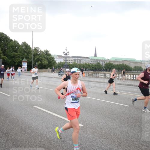 29.06.2025 - hella hamburg halbmarathon Jannik Wohlers http://msf.ph/oto/8154068 29.06.2025 10:53:17 Lombardsbrücke 1709, 1753, 1984, 2079, 2429, 3055, 4595, 4801, 5430, 5562, 5856, 5857, 6039, 6041, 6044, 6273, 6306, 6913, 6996, 7039, 7537, 7611, 7890, 9077, 9456, 9531, 9771, 9785, 11489, 11493, 12068, 12082, 12259, 12280, 12459, 13072, 13316, 13351, 14799, 14927, 15047, 15118, 15290, 15292, 15498, 15804, 15821, 15822, 16313, 16748, 16979, 17236, 17255, 17709, 18057, 18059, 18079, 18083, 18532, 18609, 18902 meine-sportfotos.de