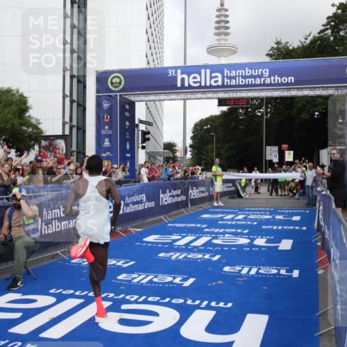 29.06.2025 - hella hamburg halbmarathon Michael Strokosch http://msf.ph/oto/8154072 29.06.2025 10:01:03 Ziel 1 meine-sportfotos.de