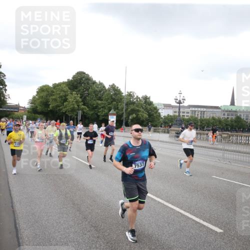 29.06.2025 - hella hamburg halbmarathon Jannik Wohlers http://msf.ph/oto/8154077 29.06.2025 10:53:18 Lombardsbrücke 1709, 1753, 1984, 2079, 2429, 3055, 4595, 4801, 5430, 5562, 5856, 5857, 6039, 6273, 6306, 6913, 6996, 7039, 7537, 7611, 7890, 9077, 9456, 9531, 9771, 9785, 11489, 11493, 12068, 12082, 12259, 12459, 13072, 13316, 13351, 14799, 14927, 15047, 15118, 15191, 15290, 15292, 15498, 15804, 15821, 15822, 16313, 16748, 16979, 17236, 17255, 17709, 18057, 18059, 18079, 18083, 18532, 18609, 18902 meine-sportfotos.de