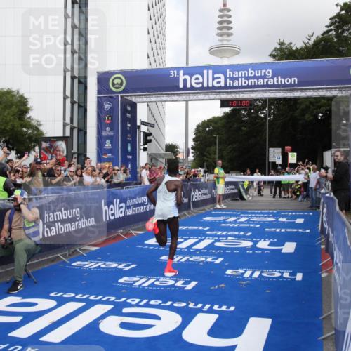 29.06.2025 - hella hamburg halbmarathon Michael Strokosch http://msf.ph/oto/8154081 29.06.2025 10:01:04 Ziel 1 meine-sportfotos.de