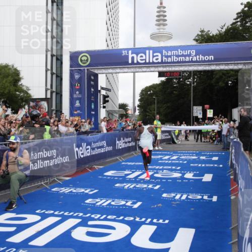 29.06.2025 - hella hamburg halbmarathon Michael Strokosch http://msf.ph/oto/8154092 29.06.2025 10:01:04 Ziel 1 meine-sportfotos.de