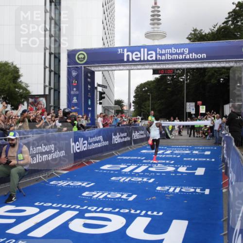 29.06.2025 - hella hamburg halbmarathon Michael Strokosch http://msf.ph/oto/8154099 29.06.2025 10:01:04 Ziel 1 meine-sportfotos.de