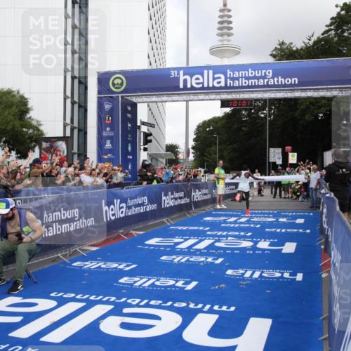 29.06.2025 - hella hamburg halbmarathon Michael Strokosch http://msf.ph/oto/8154110 29.06.2025 10:01:05 Ziel 1, 5 meine-sportfotos.de