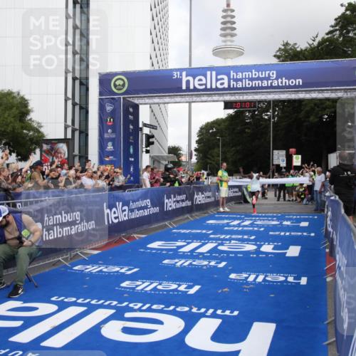 29.06.2025 - hella hamburg halbmarathon Michael Strokosch http://msf.ph/oto/8154122 29.06.2025 10:01:05 Ziel 1, 5 meine-sportfotos.de