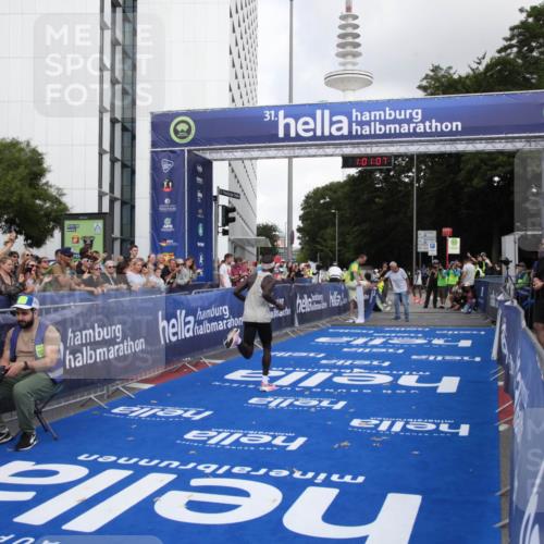 29.06.2025 - hella hamburg halbmarathon Michael Strokosch http://msf.ph/oto/8154129 29.06.2025 10:01:11 Ziel 5 meine-sportfotos.de