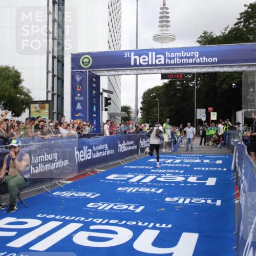 29.06.2025 - hella hamburg halbmarathon Michael Strokosch http://msf.ph/oto/8154145 29.06.2025 10:01:12 Ziel 5 meine-sportfotos.de