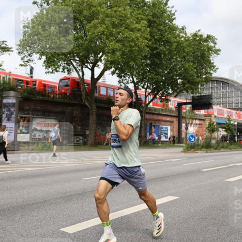 29.06.2025 - hella hamburg halbmarathon Yannick Fuchs http://msf.ph/oto/8154158 29.06.2025 10:12:33 20KM 11864, 16529 meine-sportfotos.de