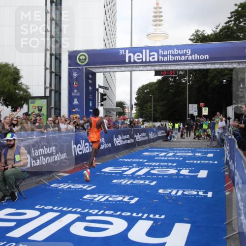 29.06.2025 - hella hamburg halbmarathon Michael Strokosch http://msf.ph/oto/8154167 29.06.2025 10:01:59 Ziel 4 meine-sportfotos.de