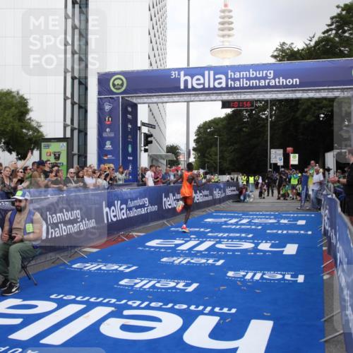 29.06.2025 - hella hamburg halbmarathon Michael Strokosch http://msf.ph/oto/8154174 29.06.2025 10:02:00 Ziel 4 meine-sportfotos.de