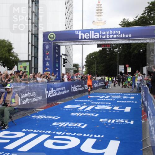 29.06.2025 - hella hamburg halbmarathon Michael Strokosch http://msf.ph/oto/8154186 29.06.2025 10:02:00 Ziel 4 meine-sportfotos.de