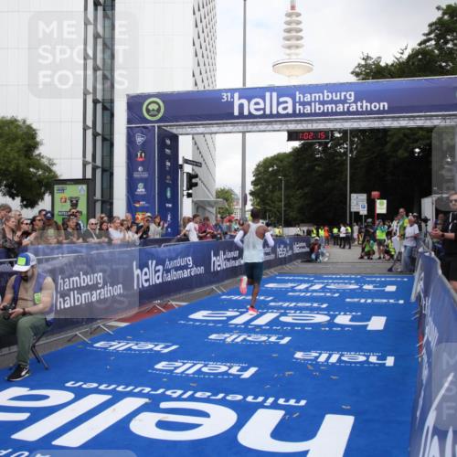 29.06.2025 - hella hamburg halbmarathon Michael Strokosch http://msf.ph/oto/8154195 29.06.2025 10:02:19 Ziel 11 meine-sportfotos.de