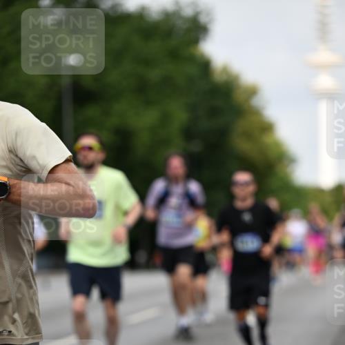 29.06.2025 - hella hamburg halbmarathon Dr. Thomas Lammeyer http://msf.ph/oto/8154204 29.06.2025 10:07:55 Kennedybrücke 1450, 2277, 2594, 2683, 4095, 4307, 4587, 5058, 5384, 5396, 5464, 5613, 6142, 6391, 6453, 7006, 7277, 7278, 7279, 7306, 7935, 8177, 8421, 8422, 8423, 8469, 8484, 9899, 10389, 11402 meine-sportfotos.de