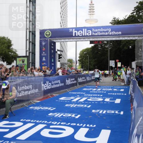 29.06.2025 - hella hamburg halbmarathon Michael Strokosch http://msf.ph/oto/8154223 29.06.2025 10:02:20 Ziel 11, 25 meine-sportfotos.de