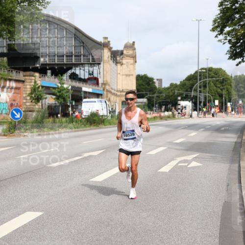 29.06.2025 - hella hamburg halbmarathon Yannick Fuchs http://msf.ph/oto/8154224 29.06.2025 10:12:52 20KM 4116, 16529, 18694 meine-sportfotos.de