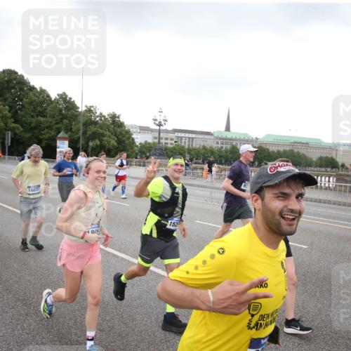 29.06.2025 - hella hamburg halbmarathon Jannik Wohlers http://msf.ph/oto/8154231 29.06.2025 10:53:21 Lombardsbrücke 1687, 1753, 2079, 2429, 3055, 4801, 5430, 5856, 5857, 5964, 6039, 6273, 6306, 6913, 6996, 7039, 7537, 7614, 7890, 8924, 9077, 9503, 9531, 9572, 9771, 11390, 11493, 12259, 12459, 13316, 14665, 14799, 14927, 15047, 15118, 15191, 15290, 15292, 15498, 15804, 15821, 15822, 16313, 16748, 17255, 17309, 17709, 18057, 18059, 18079, 18083, 18609, 18902 meine-sportfotos.de