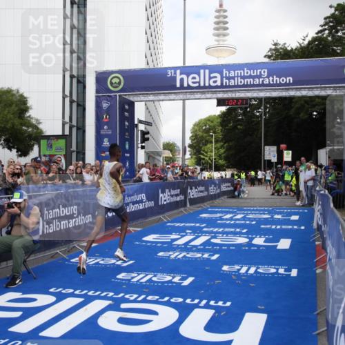 29.06.2025 - hella hamburg halbmarathon Michael Strokosch http://msf.ph/oto/8154235 29.06.2025 10:02:25 Ziel 2, 25 meine-sportfotos.de