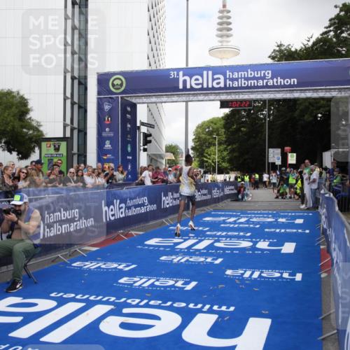 29.06.2025 - hella hamburg halbmarathon Michael Strokosch http://msf.ph/oto/8154262 29.06.2025 10:02:26 Ziel 2, 25 meine-sportfotos.de