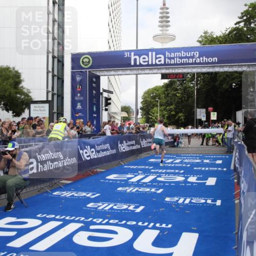 29.06.2025 - hella hamburg halbmarathon Michael Strokosch http://msf.ph/oto/8154278 29.06.2025 10:02:32 Ziel 2, 22 meine-sportfotos.de