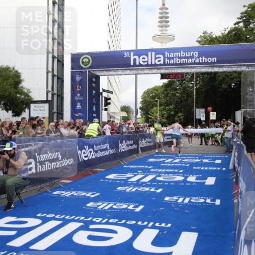29.06.2025 - hella hamburg halbmarathon Michael Strokosch http://msf.ph/oto/8154285 29.06.2025 10:02:32 Ziel 2, 22 meine-sportfotos.de