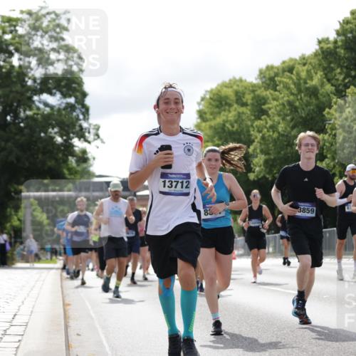 29.06.2025 - hella hamburg halbmarathon Jannik Wohlers http://msf.ph/oto/8154286 29.06.2025 10:16:12 Lombardsbrücke 1244, 1825, 2347, 2912, 3030, 3156, 3176, 3484, 3687, 4478, 5036, 5037, 6024, 6488, 7158, 7358, 8295, 8317, 8707, 8847, 8857, 9332, 9492, 9664, 9676, 9810, 10076, 10232, 10575, 11236, 11335, 11428, 11442, 11752, 12230, 12417, 12872, 12911, 13114, 13220, 13712, 13727, 13835, 13859, 14219, 14857, 15658, 15861, 16098, 16100, 16186, 16199, 16376, 16456, 16607, 16740, 16856, 17422, 17604, 17694, 17838, 17845, 17854, 17857, 17942 meine-sportfotos.de