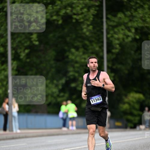 29.06.2025 - hella hamburg halbmarathon Dr. Thomas Lammeyer http://msf.ph/oto/8154290 29.06.2025 09:42:34 Kennedybrücke 51, 6380, 6699, 11342 meine-sportfotos.de