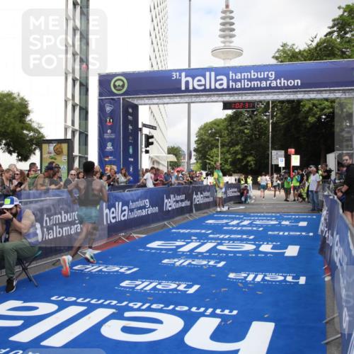 29.06.2025 - hella hamburg halbmarathon Michael Strokosch http://msf.ph/oto/8154298 29.06.2025 10:02:35 Ziel 22 meine-sportfotos.de
