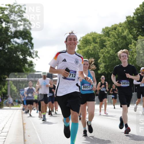 29.06.2025 - hella hamburg halbmarathon Jannik Wohlers http://msf.ph/oto/8154300 29.06.2025 10:16:12 Lombardsbrücke 1244, 1825, 2347, 2912, 3030, 3156, 3176, 3484, 3687, 4478, 5036, 5037, 6024, 6488, 7158, 7358, 8295, 8317, 8707, 8847, 8857, 9332, 9492, 9664, 9676, 9810, 10076, 10232, 10575, 11236, 11335, 11428, 11442, 11752, 12230, 12417, 12872, 12911, 13114, 13220, 13712, 13727, 13835, 13859, 14219, 14857, 15658, 15861, 16098, 16100, 16186, 16199, 16376, 16456, 16607, 16740, 16856, 17422, 17604, 17694, 17838, 17845, 17854, 17857, 17942 meine-sportfotos.de