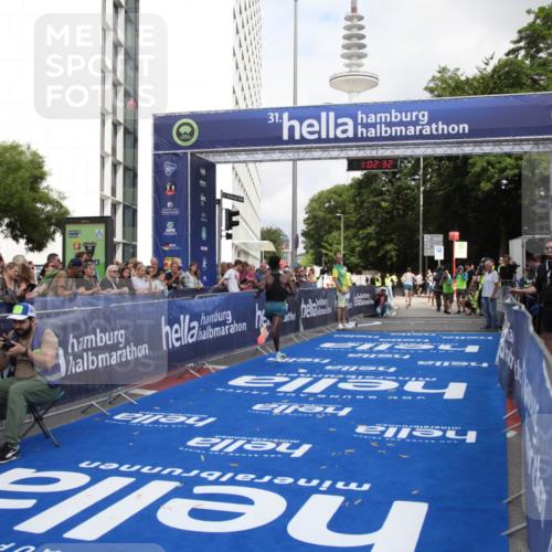29.06.2025 - hella hamburg halbmarathon Michael Strokosch http://msf.ph/oto/8154307 29.06.2025 10:02:36 Ziel 22 meine-sportfotos.de