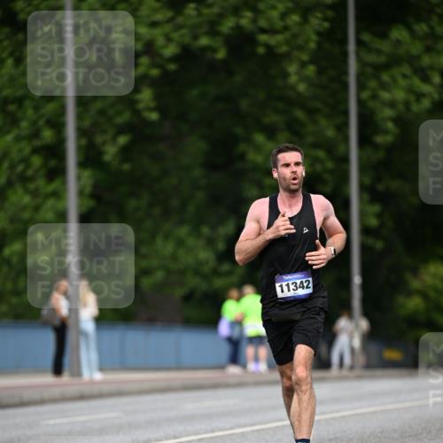 29.06.2025 - hella hamburg halbmarathon Dr. Thomas Lammeyer http://msf.ph/oto/8154322 29.06.2025 09:42:34 Kennedybrücke 51, 6380, 6699, 11342 meine-sportfotos.de