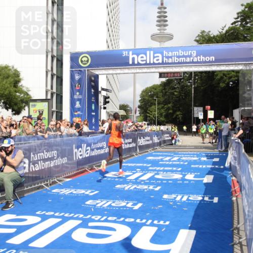 29.06.2025 - hella hamburg halbmarathon Michael Strokosch http://msf.ph/oto/8154328 29.06.2025 10:02:48 Ziel 10 meine-sportfotos.de