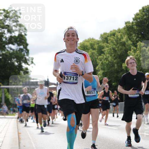 29.06.2025 - hella hamburg halbmarathon Jannik Wohlers http://msf.ph/oto/8154332 29.06.2025 10:16:12 Lombardsbrücke 1244, 1825, 2347, 2912, 3030, 3156, 3176, 3484, 3687, 4478, 5036, 5037, 6024, 6488, 7158, 7358, 8295, 8317, 8707, 8847, 8857, 9332, 9492, 9664, 9676, 9810, 10076, 10232, 10575, 11236, 11335, 11428, 11442, 11752, 12230, 12417, 12872, 12911, 13114, 13220, 13712, 13727, 13835, 13859, 14219, 14857, 15658, 15861, 16098, 16100, 16186, 16199, 16376, 16456, 16607, 16740, 16856, 17422, 17604, 17694, 17838, 17845, 17854, 17857, 17942 meine-sportfotos.de