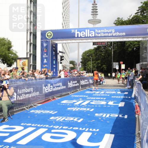 29.06.2025 - hella hamburg halbmarathon Michael Strokosch http://msf.ph/oto/8154376 29.06.2025 10:02:50 Ziel 10 meine-sportfotos.de