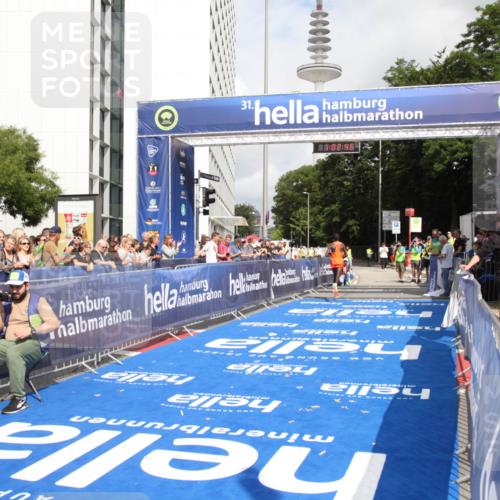 29.06.2025 - hella hamburg halbmarathon Michael Strokosch http://msf.ph/oto/8154383 29.06.2025 10:02:50 Ziel 10 meine-sportfotos.de