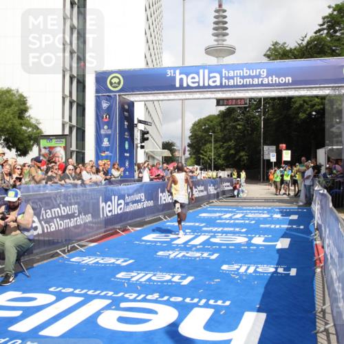 29.06.2025 - hella hamburg halbmarathon Michael Strokosch http://msf.ph/oto/8154400 29.06.2025 10:03:00 Ziel 7, 9 meine-sportfotos.de