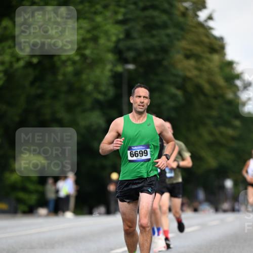 29.06.2025 - hella hamburg halbmarathon Dr. Thomas Lammeyer http://msf.ph/oto/8154406 29.06.2025 09:42:36 Kennedybrücke 51, 6380, 6699, 11342 meine-sportfotos.de