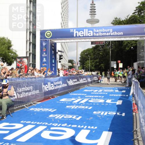 29.06.2025 - hella hamburg halbmarathon Michael Strokosch http://msf.ph/oto/8154445 29.06.2025 10:03:03 Ziel 7, 9 meine-sportfotos.de