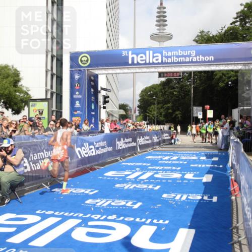 29.06.2025 - hella hamburg halbmarathon Michael Strokosch http://msf.ph/oto/8154461 29.06.2025 10:03:06 Ziel 9, 23 meine-sportfotos.de
