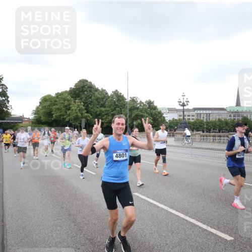 29.06.2025 - hella hamburg halbmarathon Jannik Wohlers http://msf.ph/oto/8154476 29.06.2025 10:53:24 Lombardsbrücke 1017, 1687, 1744, 1753, 2079, 2372, 3055, 4801, 5430, 5856, 5857, 5964, 6039, 6192, 6273, 6913, 6996, 7039, 7614, 7890, 8924, 9503, 9531, 9572, 9771, 11390, 11472, 11493, 12283, 12611, 13316, 13350, 14665, 14799, 14927, 15047, 15191, 15290, 15292, 15821, 15822, 16313, 16748, 17255, 17309, 17709, 18059, 18083, 18348, 18365, 18902 meine-sportfotos.de