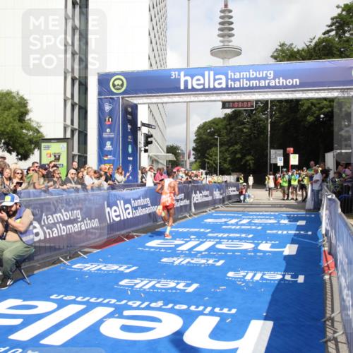 29.06.2025 - hella hamburg halbmarathon Michael Strokosch http://msf.ph/oto/8154484 29.06.2025 10:03:07 Ziel 9, 23 meine-sportfotos.de