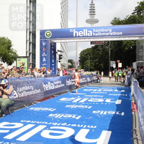 29.06.2025 - hella hamburg halbmarathon Michael Strokosch http://msf.ph/oto/8154493 29.06.2025 10:03:07 Ziel 9, 23 meine-sportfotos.de