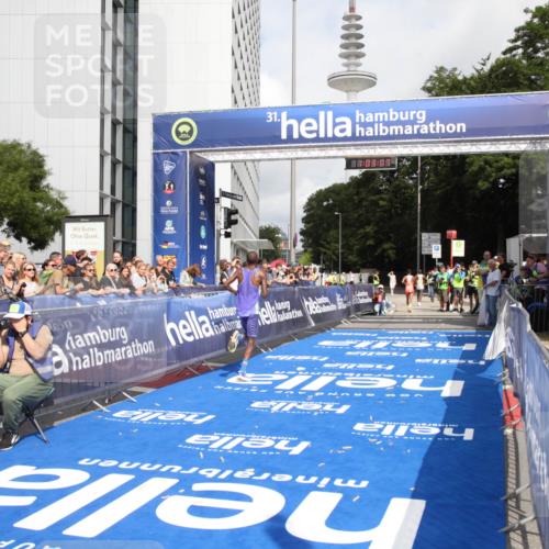 29.06.2025 - hella hamburg halbmarathon Michael Strokosch http://msf.ph/oto/8154543 29.06.2025 10:03:11 Ziel 16, 23 meine-sportfotos.de