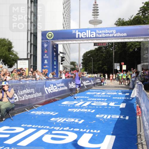 29.06.2025 - hella hamburg halbmarathon Michael Strokosch http://msf.ph/oto/8154549 29.06.2025 10:03:11 Ziel 16, 23 meine-sportfotos.de