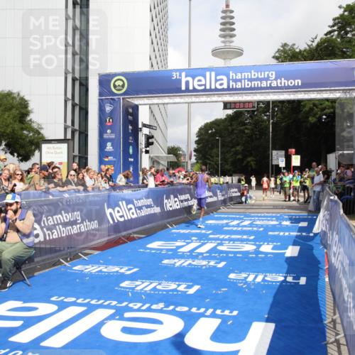 29.06.2025 - hella hamburg halbmarathon Michael Strokosch http://msf.ph/oto/8154567 29.06.2025 10:03:12 Ziel 16, 23 meine-sportfotos.de