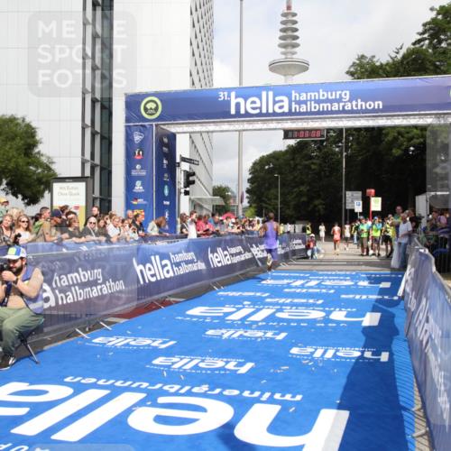 29.06.2025 - hella hamburg halbmarathon Michael Strokosch http://msf.ph/oto/8154574 29.06.2025 10:03:12 Ziel 16, 23 meine-sportfotos.de